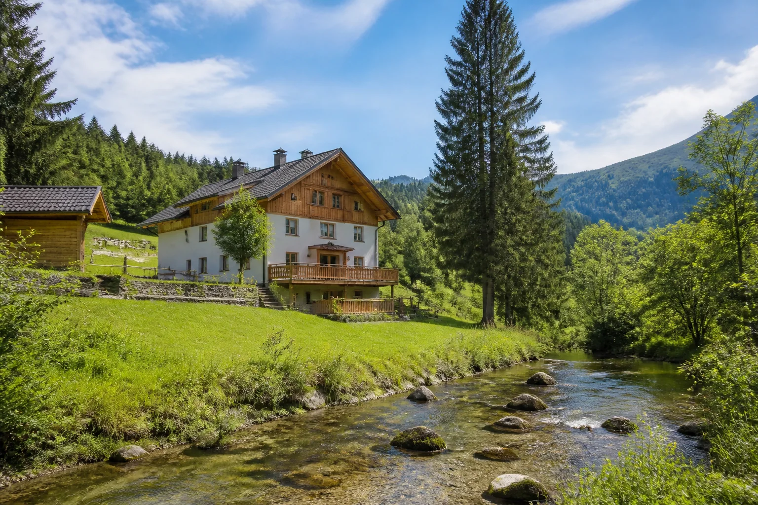 Ruhige österreichische Landschaft mit Wiese, Waldsaum und Wasser